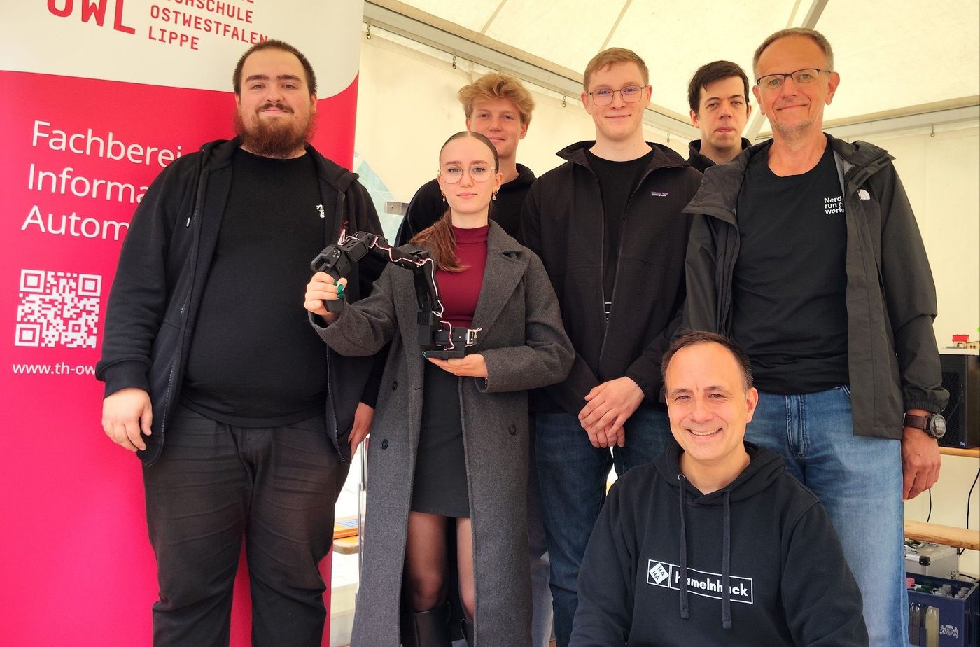 Team am Stand der TH OWL beim Glasstadtfest Bad Driburg, vorn Sebastian Becker