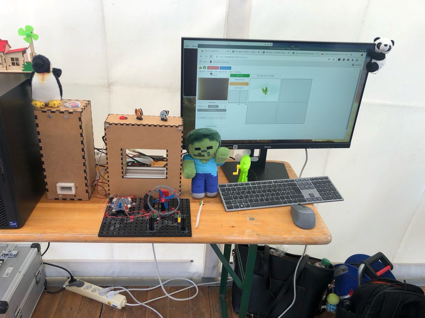 Versuchsaufbau von SmInReSy: Sensorgehäuse, Wingbeat-Sensor und Auswertungs-Software auf einem Tisch